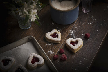 Backen zum Valentinstag, Blickwinkel auf ein Backblech mit herzförmigen Keksen. - MINF03993