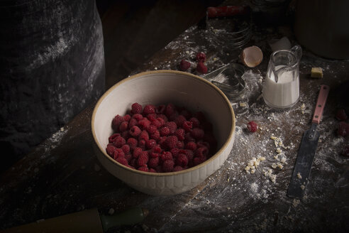 Backen zum Valentinstag: Blick von oben auf eine Schale mit frischen Himbeeren. - MINF03994