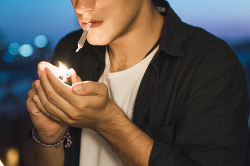 Junger Mann raucht einen Joint - KKAF01337