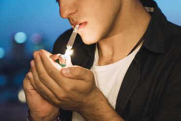 Junger Mann raucht einen Joint - KKAF01338