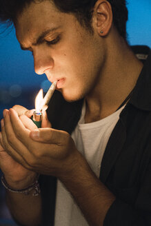 Junger Mann raucht einen Joint - KKAF01339