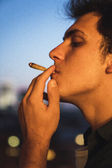Junger Mann raucht einen Joint - KKAF01341