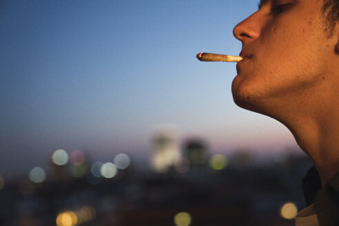 Junger Mann raucht einen Joint - KKAF01342