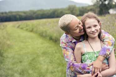 Eine reife Frau und ein junges Mädchen auf einer Wildblumenwiese. - MINF04112