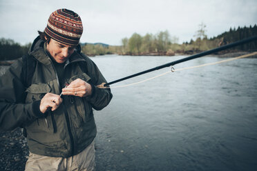 Mann mittleren Alters beim Fliegenfischen am Hoh River, Olympic National Park, Washington. - MINF04189