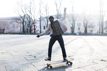 Junger Mann auf dem Skateboard auf einem städtischen Platz - GIOF04066