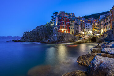 Italien, Ligurien, La Spezia, Nationalpark Cinque Terre, Riomaggiore zur blauen Stunde - RPSF00209