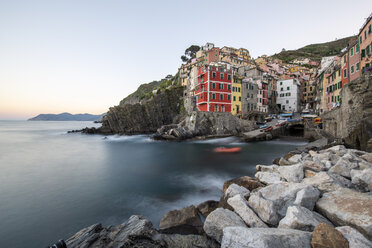 Italien, Ligurien, La Spezia, Nationalpark Cinque Terre, Riomaggiore im Abendlicht - RPSF00211