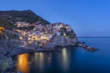 Italien, Ligurien, La Spezia, Nationalpark Cinque Terre, Manarola zur blauen Stunde - RPSF00216