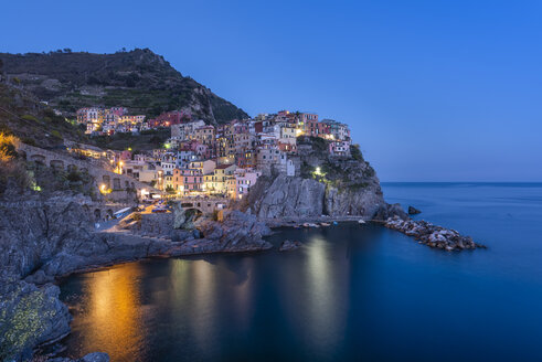 Italien, Ligurien, La Spezia, Nationalpark Cinque Terre, Manarola zur blauen Stunde - RPSF00216