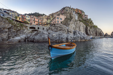 Italien, Ligurien, La Spezia, Nationalpark Cinque Terre, Manarola, leeres blaues Fischerboot - RPSF00218