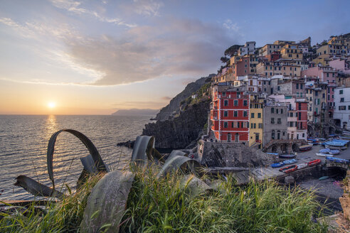 Italy, Liguria, La Spezia, Cinque Terre National Park, Riomaggiore at sunset - RPSF00222