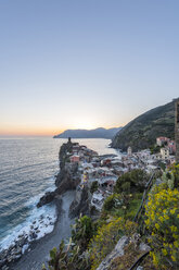 Italien, Ligurien, La Spezia, Nationalpark Cinque Terre, Vernazza im Abendlicht - RPSF00225