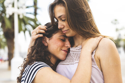 Zwei Freundinnen umarmen und umarmen sich im Freien - WPEF00774