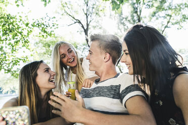 Gruppe von glücklichen Freunden im Freien - UUF14867