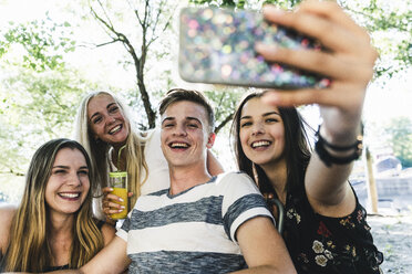 Gruppe von glücklichen Freunden, die ein Selfie im Freien machen - UUF14869