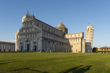 Italien, Toskana, Pisa, Blick auf den Dom von Pisa und den Schiefen Turm von Pisa von der Piazza dei Miracoli im Abendlicht - RPSF00227