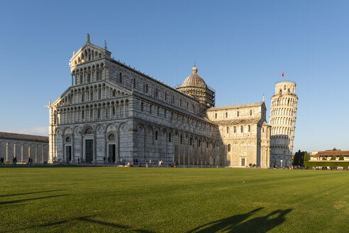 Italien, Toskana, Pisa, Blick auf den Dom von Pisa und den Schiefen Turm von Pisa von der Piazza dei Miracoli im Abendlicht - RPSF00227