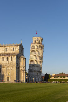 Italien, Toskana, Pisa, Blick auf den Dom von Pisa und den Schiefen Turm von Pisa von der Piazza dei Miracoli im Abendlicht - RPSF00228