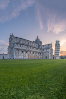 Italien, Toskana, Pisa, Blick auf den Dom von Pisa und den Schiefen Turm von Pisa von der Piazza dei Miracoli bei Sonnenuntergang - RPSF00234