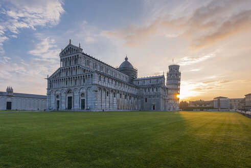 Italien, Toskana, Pisa, Blick auf den Dom von Pisa und den Schiefen Turm von Pisa von der Piazza dei Miracoli bei Sonnenuntergang - RPSF00236