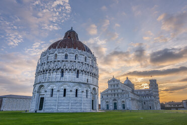 Italien, Toskana, Blick auf das Baptisterium von Pisa, den Dom von Pisa und den Schiefen Turm von Pisa auf der Piazza dei Miracoli bei Sonnenuntergang - RPSF00237