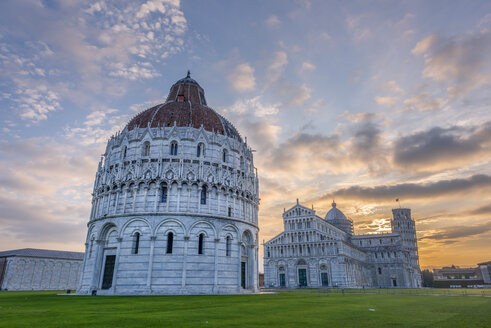 Italien, Toskana, Blick auf das Baptisterium von Pisa, den Dom von Pisa und den Schiefen Turm von Pisa auf der Piazza dei Miracoli bei Sonnenuntergang - RPSF00237