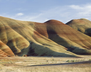 John Day Fossil Beds National Monument, das Wahrzeichen der Painted Hills, geologische Schichten und bunte Sandsteinfelsen, Oregon, USA. - MINF04378