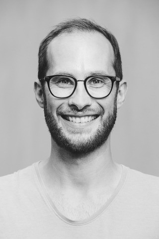 Porträt eines lächelnden Mannes mit Brille, lizenzfreies Stockfoto