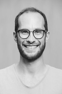 Porträt eines lächelnden Mannes mit Brille - NGF00460