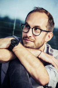 Porträt eines bärtigen Mannes mit Brille und Armbanduhr - NGF00463