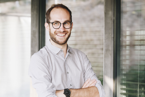 Porträt eines lächelnden Geschäftsmannes mit Brille, lizenzfreies Stockfoto