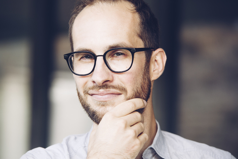 Porträt eines skeptischen Geschäftsmannes mit Brille, lizenzfreies Stockfoto