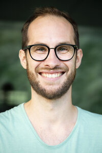 Porträt eines glücklichen Mannes mit Brille - NGF00481