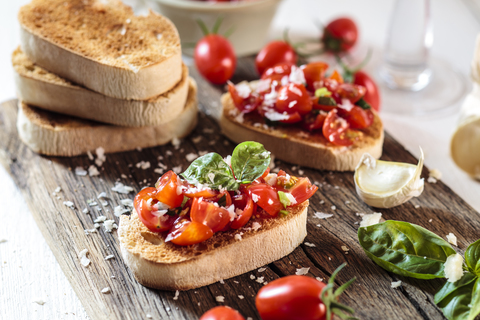 Italienische Buschetta auf dem Schneidebrett, lizenzfreies Stockfoto