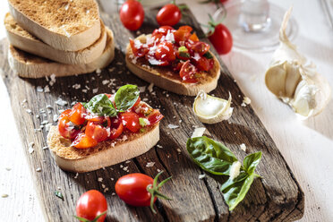 Italian buschetta on chopping board - SBDF03721