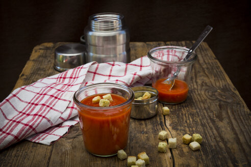 Tomatensuppe in der Thermoskanne, Croutons - LVF07366