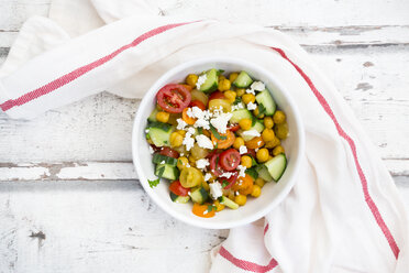 Salatschüssel mit Kichererbsen, geröstet mit Kurkuma, Feta, Gurken, Tomaten und Petersilie - LVF07368