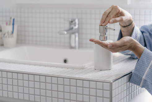 Nahaufnahme einer Frau, die sich im Badezimmer die Hände einseift - JOSF02479