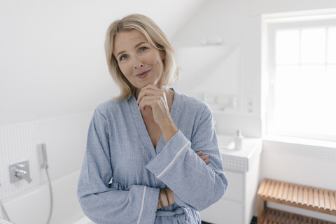 Porträt einer lächelnden reifen Frau im Badezimmer, lizenzfreies Stockfoto