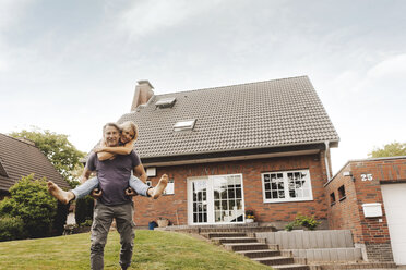 Glückliches reifes Paar im Garten seines Hauses - JOSF02525