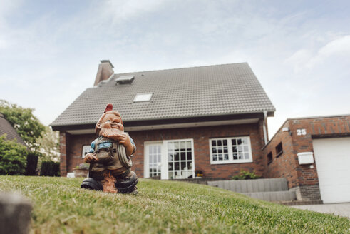 Garden gnome in garden of one-family house - JOSF02535