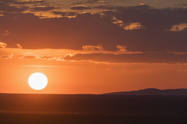 Afrika, Namibia, Etosha-Nationalpark, Landschaft bei Sonnenuntergang - FOF09983