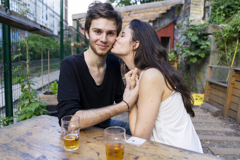 Porträt eines jungen Paares in einer Bar im Freien - AFVF01229