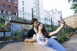 Junges Paar macht ein Selfie in einer Bar im Freien - AFVF01230