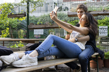 Junges Paar macht ein Selfie in einer Bar im Freien - AFVF01231