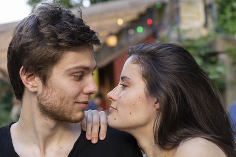 Porträt eines jungen Paares, das sich gegenübersteht, lizenzfreies Stockfoto