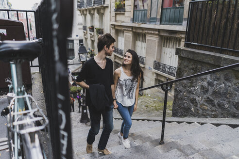 Frankreich, Paris, junges Paar beim Spaziergang im Viertel Montmartre - AFVF01242