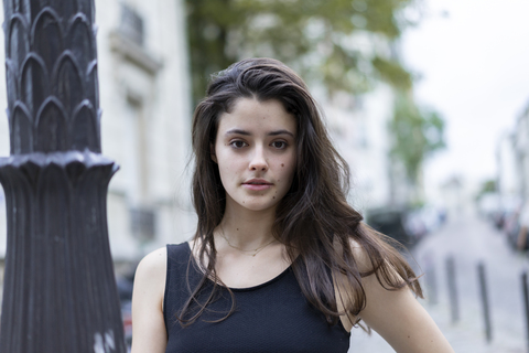 Porträt einer schönen jungen Frau in der Stadt, lizenzfreies Stockfoto