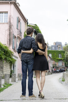 Frankreich, Paris, junges Paar in einer Gasse im Stadtteil Montmartre - AFVF01252